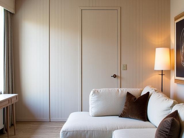 Boiseries murales élégantes pour un salon, style classique moderne